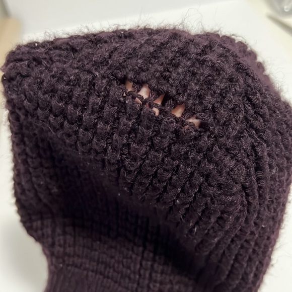 Aritzia TNA One size burgundy winter beanie - Picture 6 of 6
